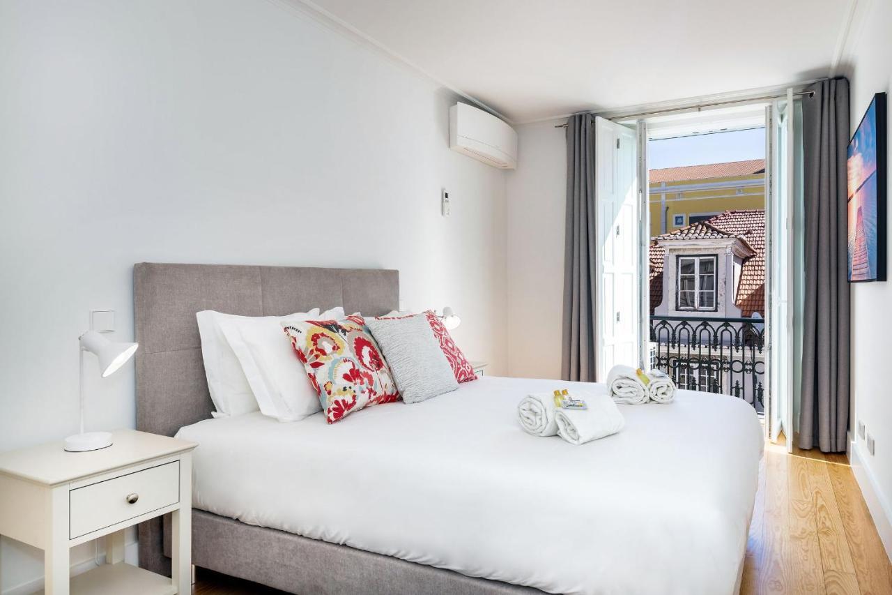 Amazing 1Bdr Apartment In Chiado By Lovelystay Lisbon Bagian luar foto