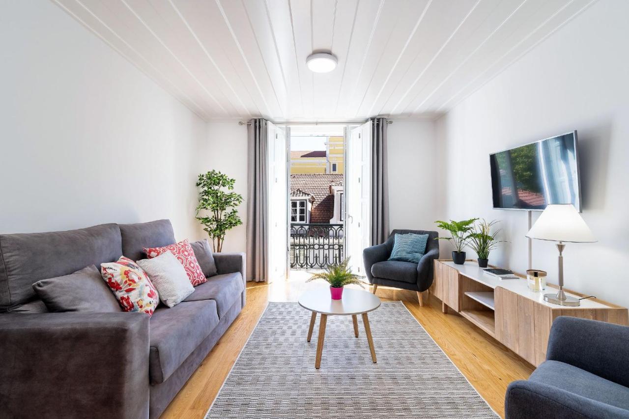 Amazing 1Bdr Apartment In Chiado By Lovelystay Lisbon Bagian luar foto